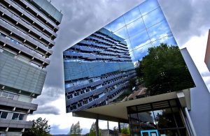 Sehr harmonisch ergänzen sich Alt und Neu in dieser Fotografie: Das ältere Gebäude, in dem Chemie-Institut und -Hörsäle untergebracht sind, spiegelt sich in der Fassade des 1999 fertiggestellten Interdisziplinären Forschungszentrums für biowissenschaftliche Grundlagen der Umweltsicherung (IFZ). Beide befinden sich auf dem Campus Naturwissenschaften der Justus-Liebig-Universität am Heinrich-Buff-Ring in Gießen.
Foto: Franz E. Möller